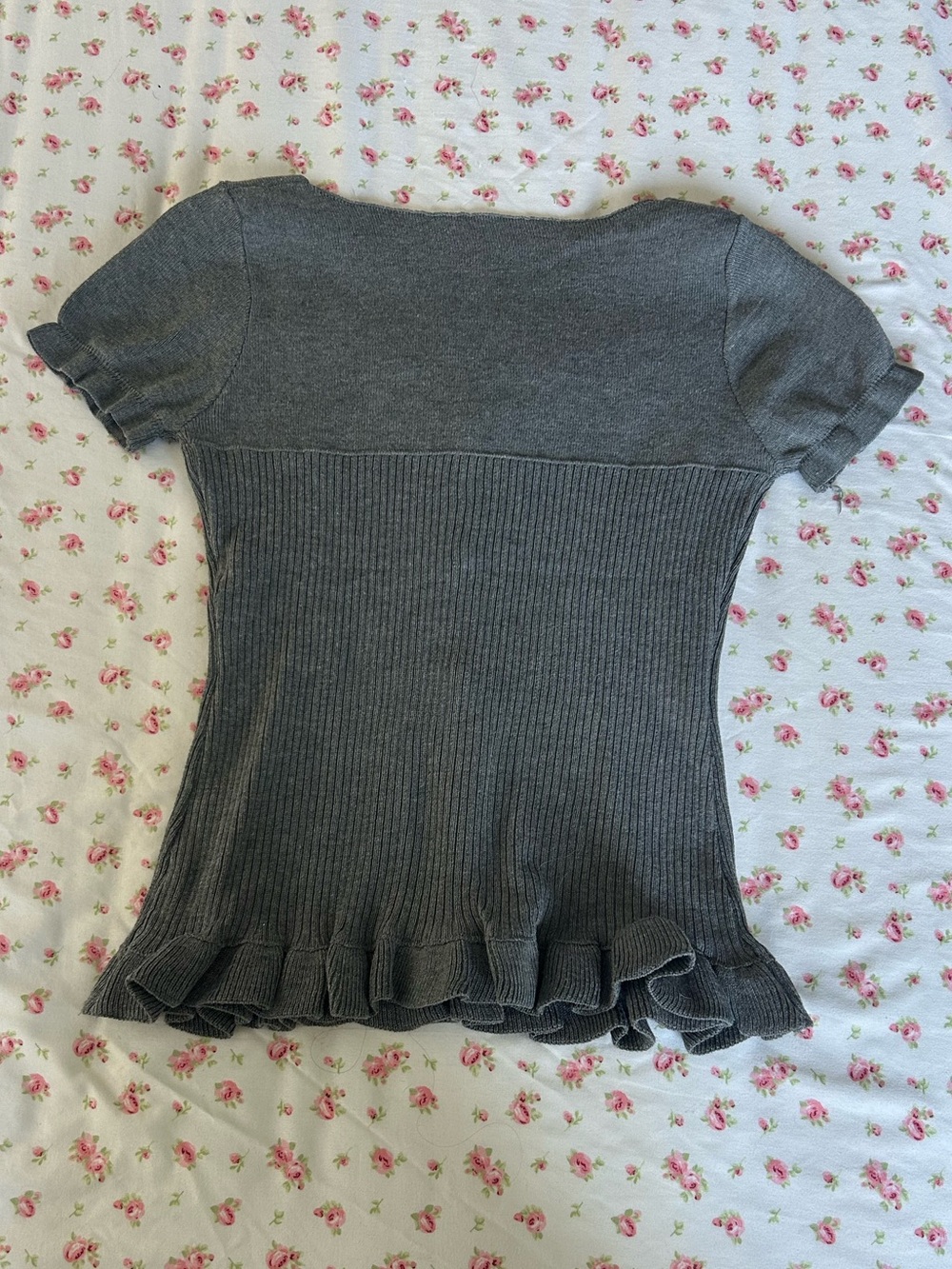 Gray Ribbed Button-Front Ruffle Hem Top - Picture 4 of 4
